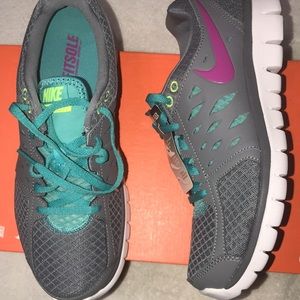 •✅FLEX RUN NIKE WMNS GRAY PINK NEON AQUA WHITE COMFY WOMEN’S 8.5 BRAND NEW